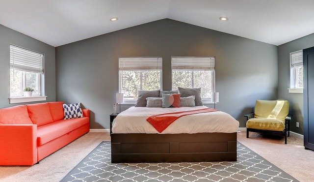 1 Mile to Downtown. Charming, Comfortable And Very Spacious. Come Enjoy Bend.