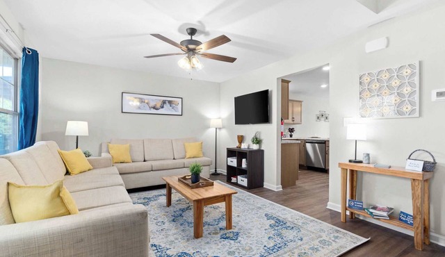 1-Mile to Downtown Clarksville! Queen-City Charmer