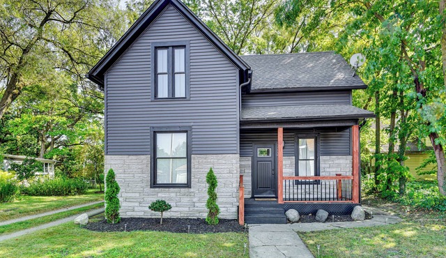 <1 mile to downtown South Bend: Dog-Friendly!