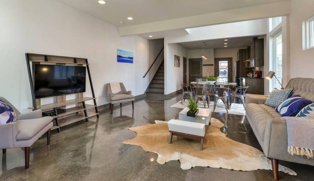 1 Mile to Downtown with a Rooftop Patio!