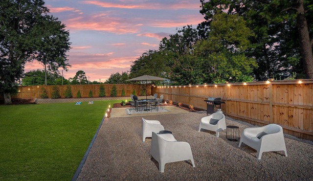 1 Mile to DT, King Bed, Fenced Yard, Fire Pit, Pet Friendly