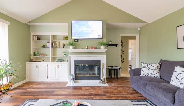 1 Mile to Flat Rock Park! Sweet Southern Ranch