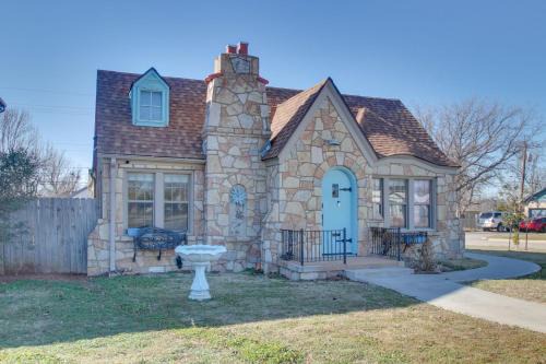 1 mile to Fort Sill! The CaroleBelle Cottage sleeps 8 with hottub,grills,firepit