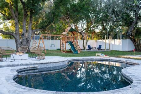 1 Mile to Honeymoon Island ~Heated Pool ~Putt Putt