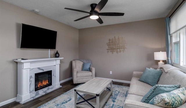 1 Mile to Lake, CLEAN, Private Yard, Fireplace, Memory Foam, Parking, Netflix