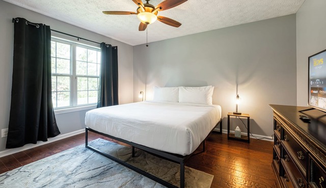 1 Mile to Lakepoint with Fenced BKYD, Pet-Friendly