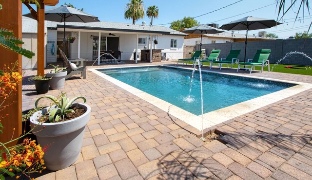 1 Mile to Old Town Scottsdale + Pool + Pergola + Fast WIFI