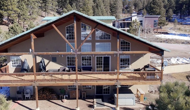 1 MILE to ski, 2 kitchens, hot tub, covered deck, sled hill, fire pit
