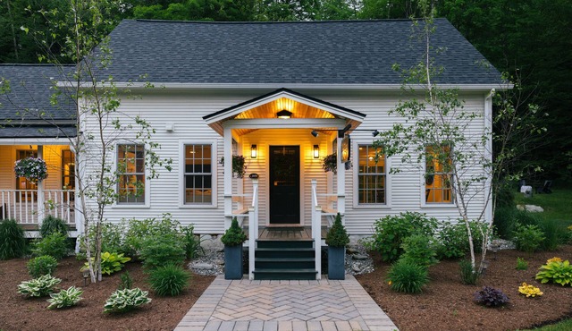 1 Mile to Slopes Hot Tub Shuttle VT Farmhouse