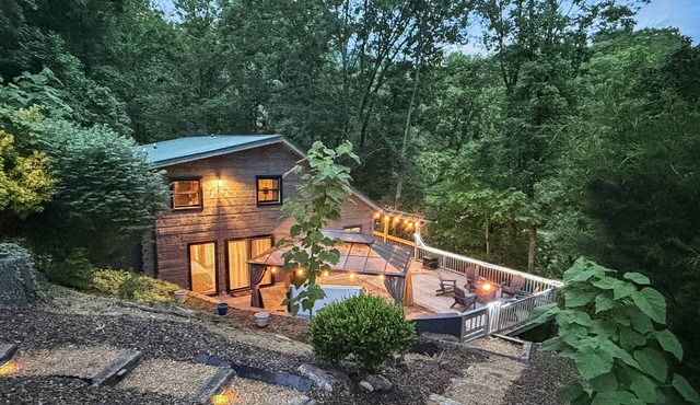 1 mile to TN RiverPlace-Log Cabin-Hot Tub-Pond Fishing-2 Acres-Covered Deck-Firepit-Chattanooga