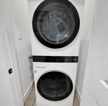 1 Miles From HDT KingBed FreeParking Laudry