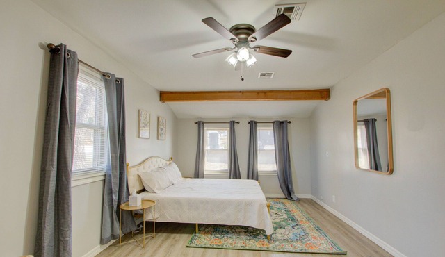 1 min from the lake! Great house for a fun getaway.