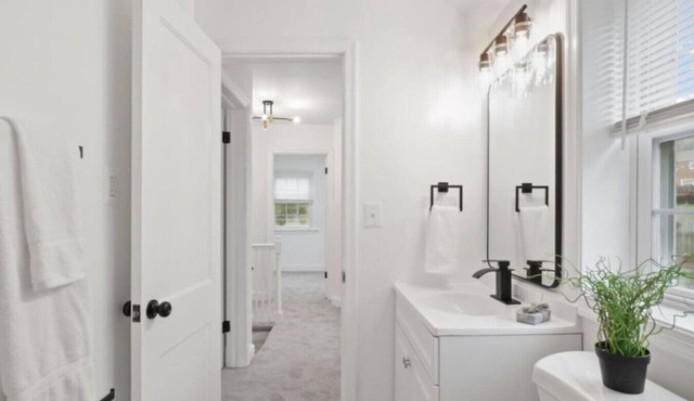 1 min to DC 6 beds sleeps 12 w/yard and parking