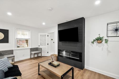 1 min to DC 8 beds sleeps 16 with yard and parking
