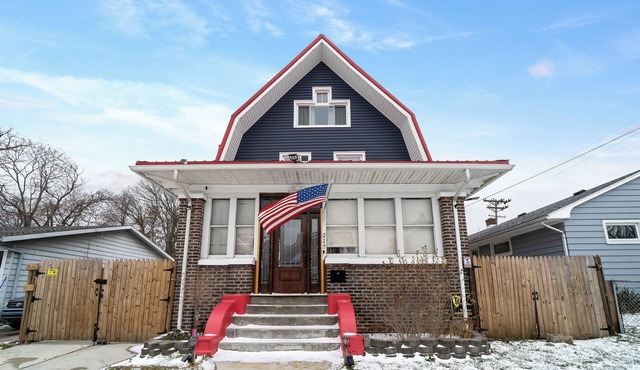 1 min to Lake & Lighthouse in Erie! Unique 3 Bedroom kid-friendly house with AC