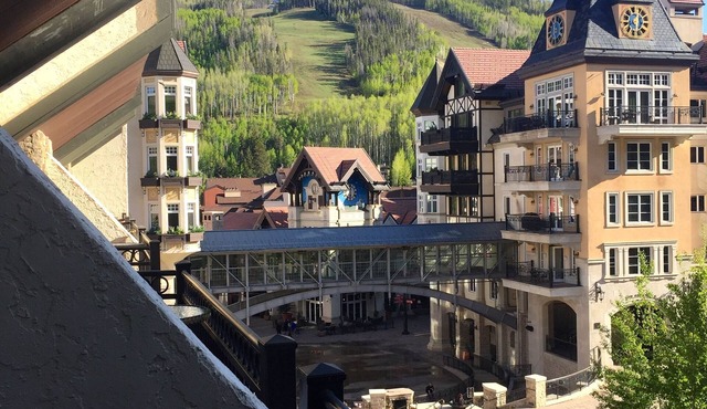 1 min. to slopes!Wake up & Ski! Steps to ski lift/gondola, shops & dining!
