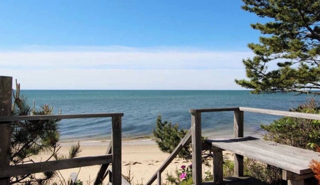 1 min walk from private beach - 4 bd main house, 2 bd carriage house!
