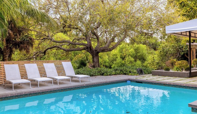 <1 Min WALK to Beach, Heated Pool, Modern Oasis, 5 bedroom, 8 beds, 4 bathrooms
