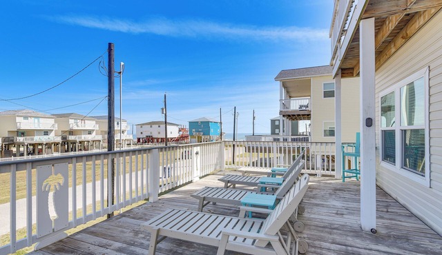 1 Min Walk to Beach: A Surfside Beach Favorite!