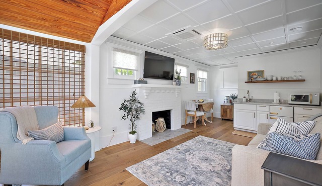 1 min walk to Downtown! Outdoor Patio! 5 star luxury! Golf Cart Rental!