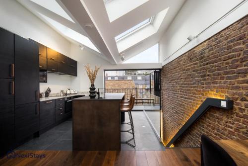 1 Min Walk to Euston Station, Modern Townhouse