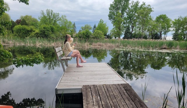 1 minute away from beach, family cottage getaway. Dock fishing free boat launch