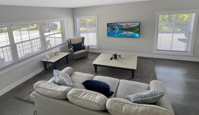 1 minute from the beach! Family & pets welcomed, with an upstairs TV/games room