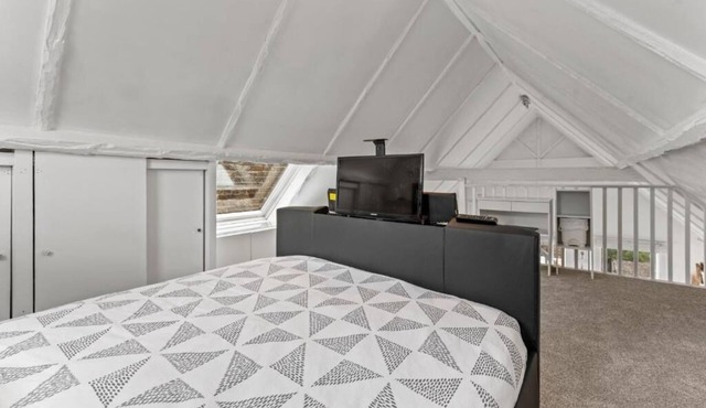 1 minute from the beach! Family friendly space with lots of natural light!