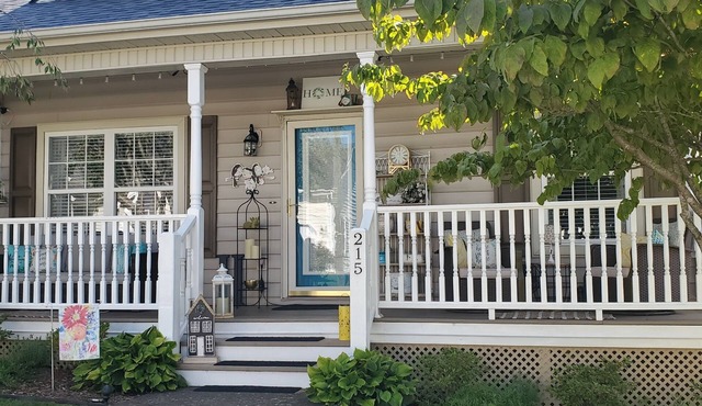1 minute from the oldest town in Tennessee (Jonesborough)!