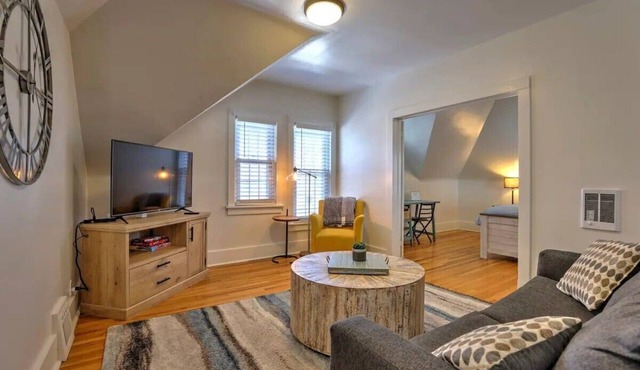 1 minute to historic downtown, bring your pet!