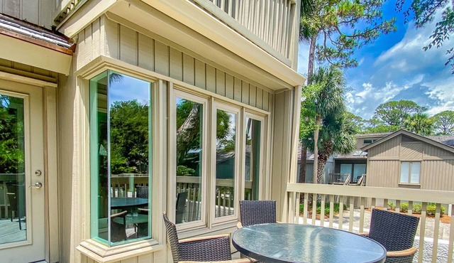 1 Minute Walk to Beach! Relaxing Beach Retreat w/Great Deck Overlooking the Community Pool.