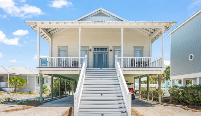 1 minute walk to PUBLIC BEACH + Heated Pool +Bikes +Corn Hole +Large Gas Grill