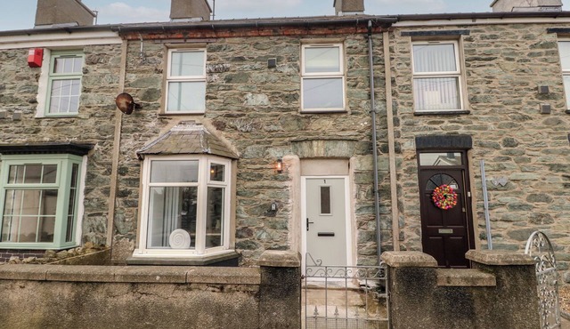 1 MONA TERRACE, pet friendly, with open fire in Llanfachraeth