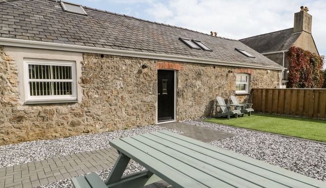 1 MOUNTAIN VIEW, pet friendly, character holiday cottage in Llangefni
