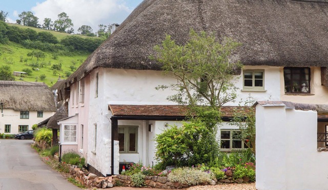 1 MYRTLE COTTAGES, pet friendly, with a garden in Stokeinteignhead