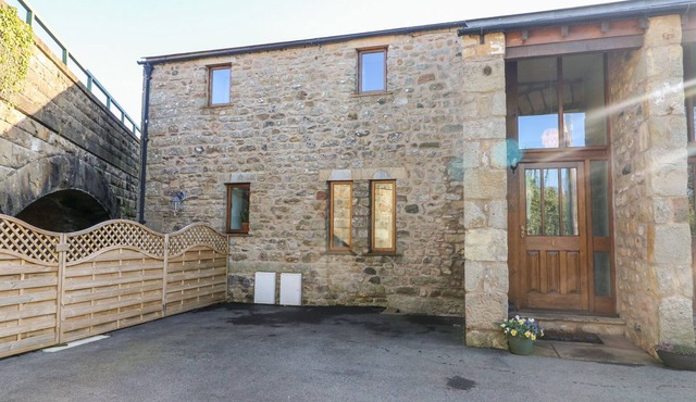 1 NETHERBECK BARN, pet friendly, with a garden in Carnforth