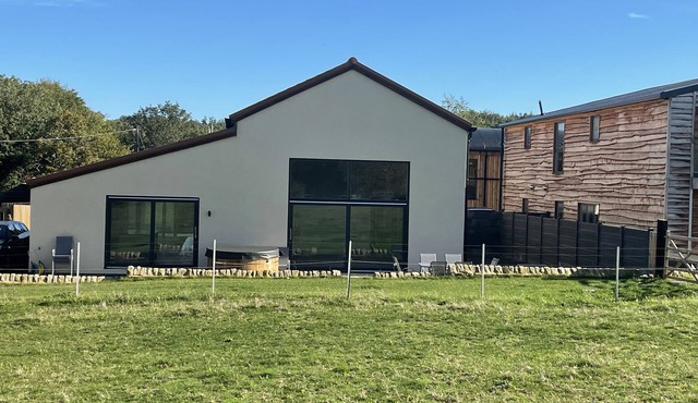 1 NEW DAIRY BARN, pet friendly, with hot tub in Croxdale