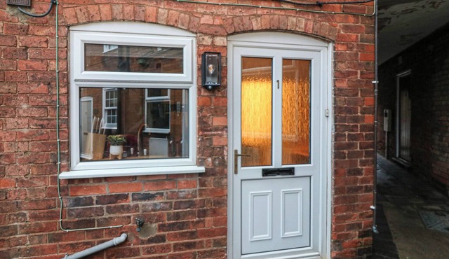 1 NOTTINGHAM ROAD, pet friendly, with open fire in Southwell