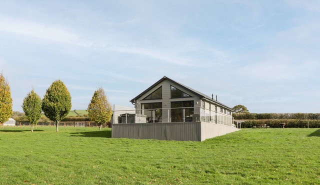 1 OAK PARK, family friendly, with hot tub in Bampton, Devon