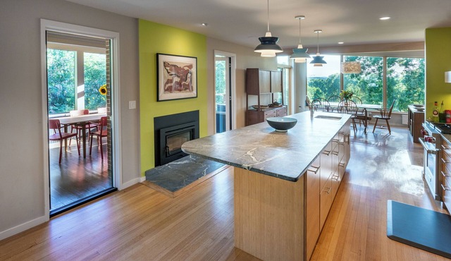 1 of a Kind: Modern Architecture, Natural Beauty, Walk to Amherst College