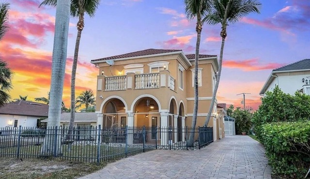 1 OF THE CLOSEST NAPLES PARK HOMES 2 THE BEACH/RENOVATED/5BR/POOL/BIKES/GAMEROOM