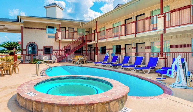 1 or 2-bed hotel in awesome New Braunfels with AC, WiFi