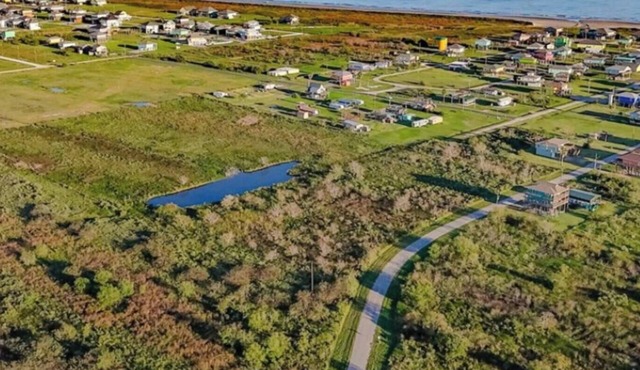 1 or 2 Wonderful private RV spots,full hookups. 5 min walk to beach on Bolivar