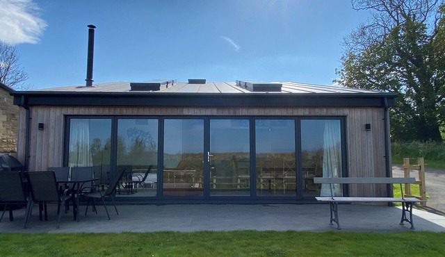 1 ORCHARD COTTAGES, family friendly, with a garden in Craster