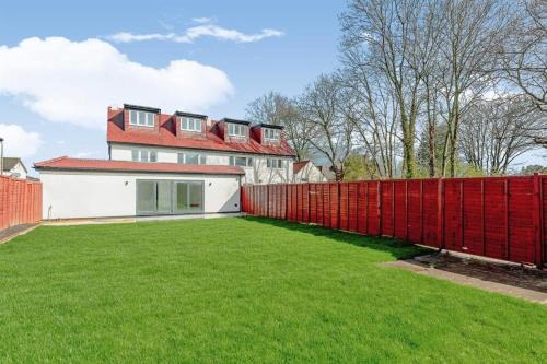 1 Orchard Farm Cottages Sleeps 10, Open plan Kitchen & Large Garden