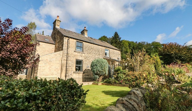1 ORCHARD VIEW, character holiday cottage in Hathersage