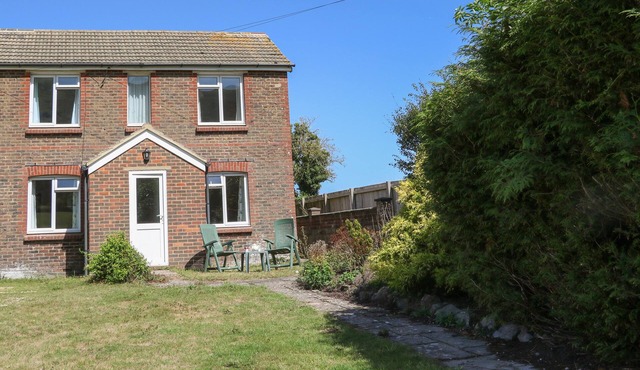 1 PAYTHORNE FARM COTTAGES, pet friendly, with a garden in Small Dole