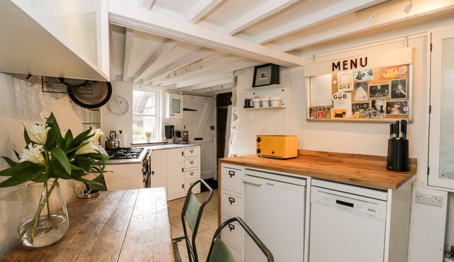 1 PEACOCK COTTAGE, pet friendly, with a garden in Salisbury