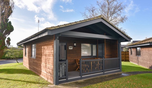 1 PINEWOOD RETREAT, family friendly, with pool in Lyme Regis