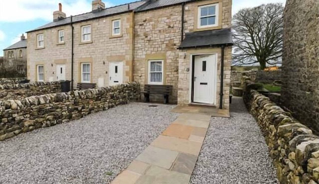 1 PRIMITIVE CROFT, pet friendly, with open fire in Chelmorton